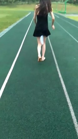 腰部以下全是腿 江苏某学校操场全裸露出 尤物操场被操户外露出啪啪强制口爆极其淫荡 截图16