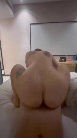 推特30万粉约炮大神【幸运儿】订阅私拍，巨乳蜂腰肥臀女人中的极品，各种交合淫乱 截图3