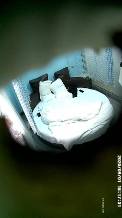 外表清纯内心淫荡的眼镜学生妹与谢顶男友刚进屋就楼一起舌吻手伸进裤子里抠逼实在受不了脱光床上激情交合连续搞2次 截图8