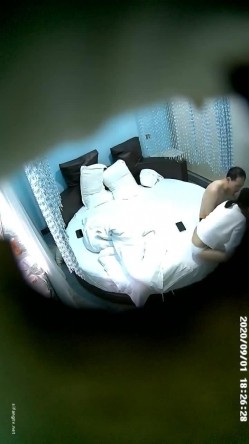 外表清纯内心淫荡的眼镜学生妹与谢顶男友刚进屋就楼一起舌吻手伸进裤子里抠逼实在受不了脱光床上激情交合连续搞2次 截图9