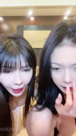 ️长腿女学生【02年表姐】带大奶闺蜜下海~道具猛捅~假阳具互插~群P口爆~喷水无套狂操 截图2