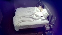 天眼酒店高清偷拍连续几天入住的奇葩小情侣整天裸睡不啪啪只会对着平板跳操 截图2