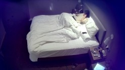 天眼酒店高清偷拍连续几天入住的奇葩小情侣整天裸睡不啪啪只会对着平板跳操 截图3
