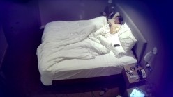 天眼酒店高清偷拍连续几天入住的奇葩小情侣整天裸睡不啪啪只会对着平板跳操 截图8