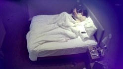 天眼酒店高清偷拍连续几天入住的奇葩小情侣整天裸睡不啪啪只会对着平板跳操 截图14