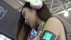 广州车展色魔摄影师各种刁钻角度偷拍 众多车模小姐姐各种不经意间的走光 截图1