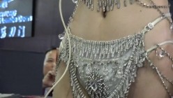 广州车展色魔摄影师各种刁钻角度偷拍 众多车模小姐姐各种不经意间的走光 截图2