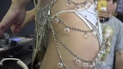 广州车展色魔摄影师各种刁钻角度偷拍 众多车模小姐姐各种不经意间的走光 截图4