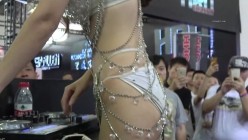 广州车展色魔摄影师各种刁钻角度偷拍 众多车模小姐姐各种不经意间的走光 截图7
