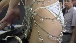 广州车展色魔摄影师各种刁钻角度偷拍 众多车模小姐姐各种不经意间的走光 截图10