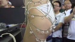 广州车展色魔摄影师各种刁钻角度偷拍 众多车模小姐姐各种不经意间的走光 截图14