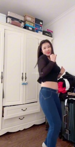 最新快手爆料，丰腴少妇阿黑颜【礼谨言】定制福利流出，脸穴同框自X裸舞骚舞 截图5