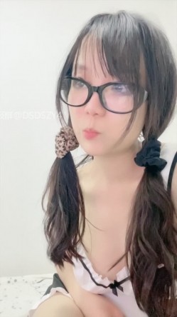 ️新人眼镜校花 十个眼镜九个骚 闷骚型丝袜大长腿舌钉口爆啪啪 截图1