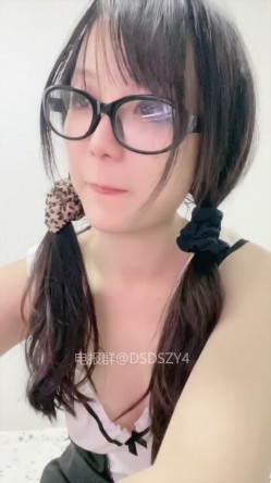 ️新人眼镜校花 十个眼镜九个骚 闷骚型丝袜大长腿舌钉口爆啪啪 截图2