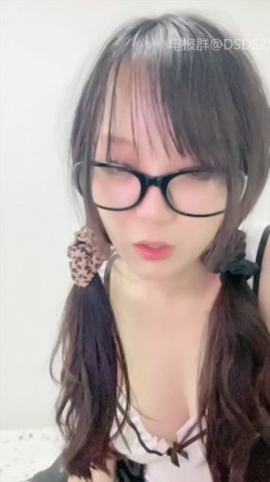 ️新人眼镜校花 十个眼镜九个骚 闷骚型丝袜大长腿舌钉口爆啪啪 截图3