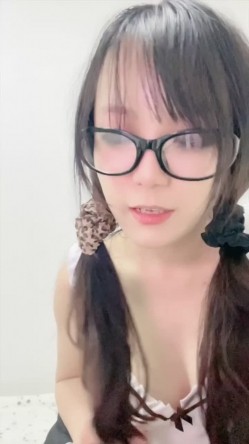 ️新人眼镜校花 十个眼镜九个骚 闷骚型丝袜大长腿舌钉口爆啪啪 截图4
