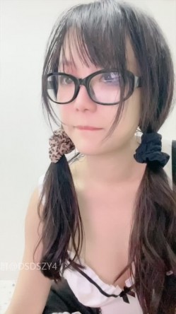 ️新人眼镜校花 十个眼镜九个骚 闷骚型丝袜大长腿舌钉口爆啪啪 截图5