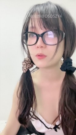 ️新人眼镜校花 十个眼镜九个骚 闷骚型丝袜大长腿舌钉口爆啪啪 截图6