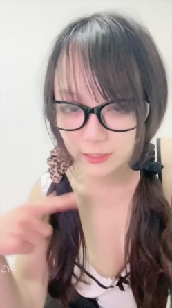 ️新人眼镜校花 十个眼镜九个骚 闷骚型丝袜大长腿舌钉口爆啪啪 截图8
