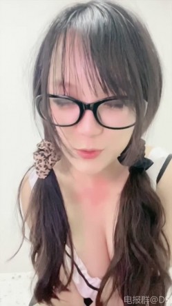 ️新人眼镜校花 十个眼镜九个骚 闷骚型丝袜大长腿舌钉口爆啪啪 截图11
