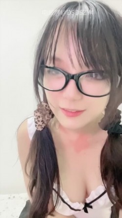 ️新人眼镜校花 十个眼镜九个骚 闷骚型丝袜大长腿舌钉口爆啪啪 截图14