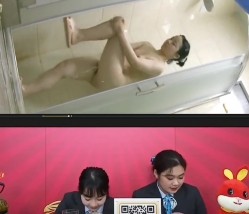 某银行柜姐昀昀，下班后放荡不羁洗澡扣逼（左边女主播即昀昀 截图4