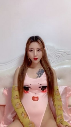 死库水网红美女！一线天无毛馒头逼！抓着屌吸吮深喉，特写视角猛怼骚穴，骑乘位一上一下 截图2
