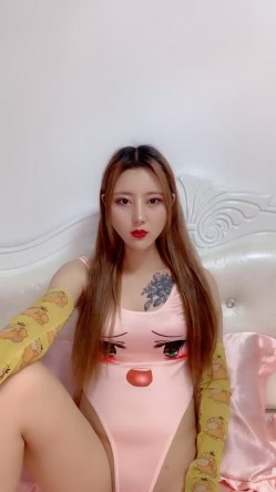 死库水网红美女！一线天无毛馒头逼！抓着屌吸吮深喉，特写视角猛怼骚穴，骑乘位一上一下 截图4