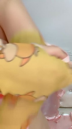 死库水网红美女！一线天无毛馒头逼！抓着屌吸吮深喉，特写视角猛怼骚穴，骑乘位一上一下 截图8