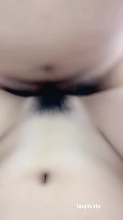 学生妹！【极品艺校生】，这个漂亮的学生妹天天被狂插，约了两个小伙玩3P，肤白貌美，无套内射好爽啊！ 截图15