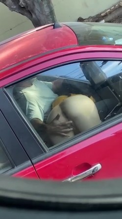等红灯的时候旁边车的大哥一边开车一边扣副驾驶妹子的逼,录下来发给交警驾叔叔扣他分 截图3