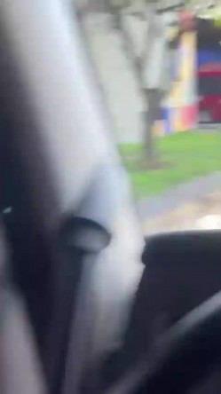 等红灯的时候旁边车的大哥一边开车一边扣副驾驶妹子的逼,录下来发给交警驾叔叔扣他分 截图6