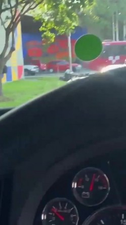 等红灯的时候旁边车的大哥一边开车一边扣副驾驶妹子的逼,录下来发给交警驾叔叔扣他分 截图14