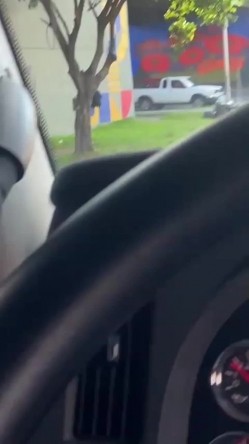 等红灯的时候旁边车的大哥一边开车一边扣副驾驶妹子的逼,录下来发给交警驾叔叔扣他分 截图15