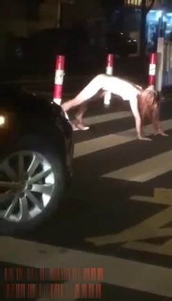 最新门事件醉酒女半夜脱光光在马路中间模拟性交被路过的司机按喇叭围观喝彩 截图1