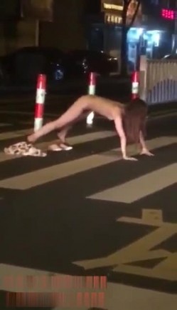 最新门事件醉酒女半夜脱光光在马路中间模拟性交被路过的司机按喇叭围观喝彩 截图2