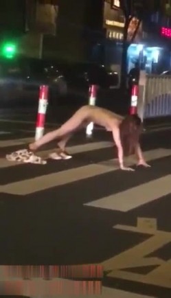 最新门事件醉酒女半夜脱光光在马路中间模拟性交被路过的司机按喇叭围观喝彩 截图3