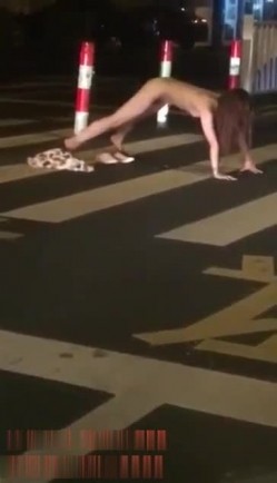 最新门事件醉酒女半夜脱光光在马路中间模拟性交被路过的司机按喇叭围观喝彩 截图4