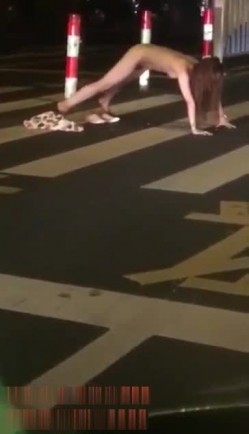 最新门事件醉酒女半夜脱光光在马路中间模拟性交被路过的司机按喇叭围观喝彩 截图5