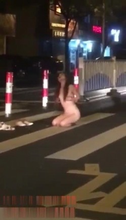 最新门事件醉酒女半夜脱光光在马路中间模拟性交被路过的司机按喇叭围观喝彩 截图6