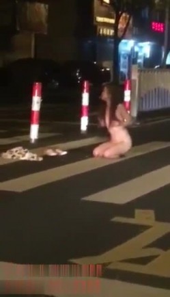 最新门事件醉酒女半夜脱光光在马路中间模拟性交被路过的司机按喇叭围观喝彩 截图7