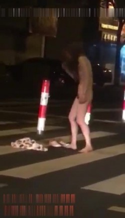 最新门事件醉酒女半夜脱光光在马路中间模拟性交被路过的司机按喇叭围观喝彩 截图10