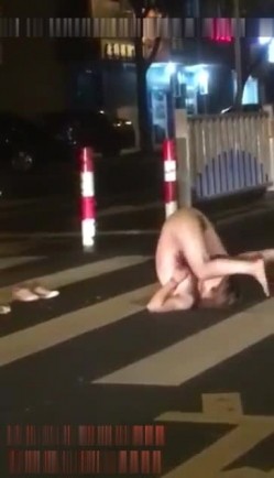 最新门事件醉酒女半夜脱光光在马路中间模拟性交被路过的司机按喇叭围观喝彩 截图11