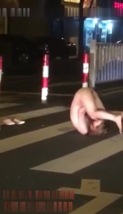 最新门事件醉酒女半夜脱光光在马路中间模拟性交被路过的司机按喇叭围观喝彩 截图12