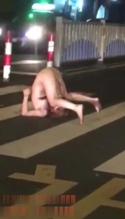 最新门事件醉酒女半夜脱光光在马路中间模拟性交被路过的司机按喇叭围观喝彩 截图13