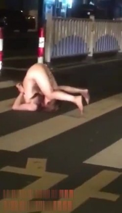 最新门事件醉酒女半夜脱光光在马路中间模拟性交被路过的司机按喇叭围观喝彩 截图15