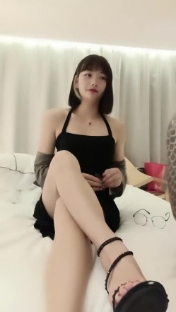 车模下海激情夜大长腿美女小姐姐开房啪啪，撩起裙子翘屁股手机打光特写，龙纹身炮友后入撞击，穿着高跟鞋抬腿抽插 截图3