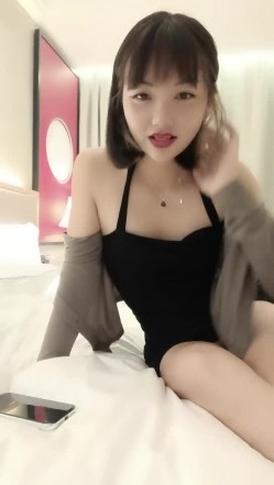 车模下海激情夜大长腿美女小姐姐开房啪啪，撩起裙子翘屁股手机打光特写，龙纹身炮友后入撞击，穿着高跟鞋抬腿抽插 截图7