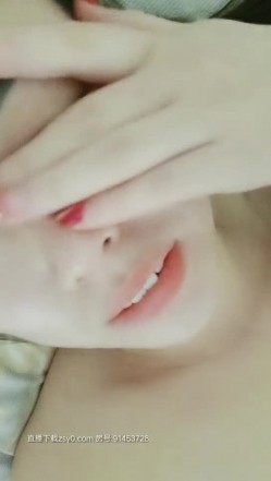 后妈好骚厨房里做饭让小哥抠逼吃奶，给小哥舔鸡巴，让最爱的小哥揉着奶子无套抽插，直接内射进骚逼真刺激 截图12