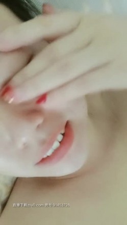 后妈好骚厨房里做饭让小哥抠逼吃奶，给小哥舔鸡巴，让最爱的小哥揉着奶子无套抽插，直接内射进骚逼真刺激 截图13